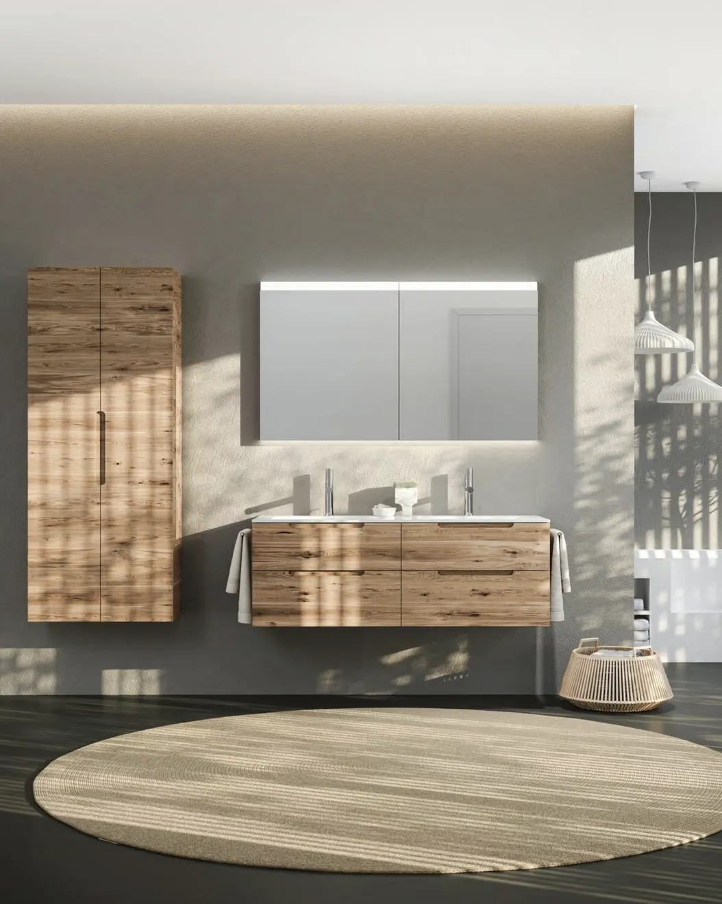 Badezimmer mit Holzwaschtisch und beleuchtetem Spiegel