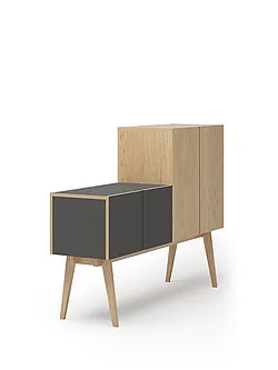 Kleiner Schrank mit Holzbeinen und dunklen Türen