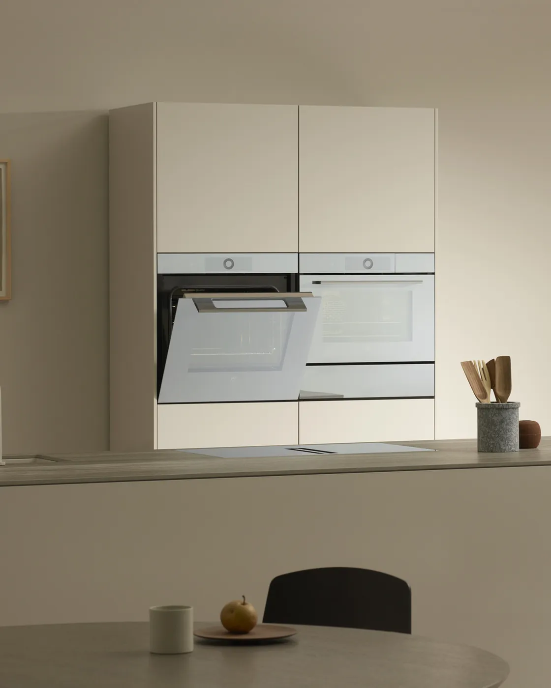 In einen hellen Schrank eingebaute Küchengeräte