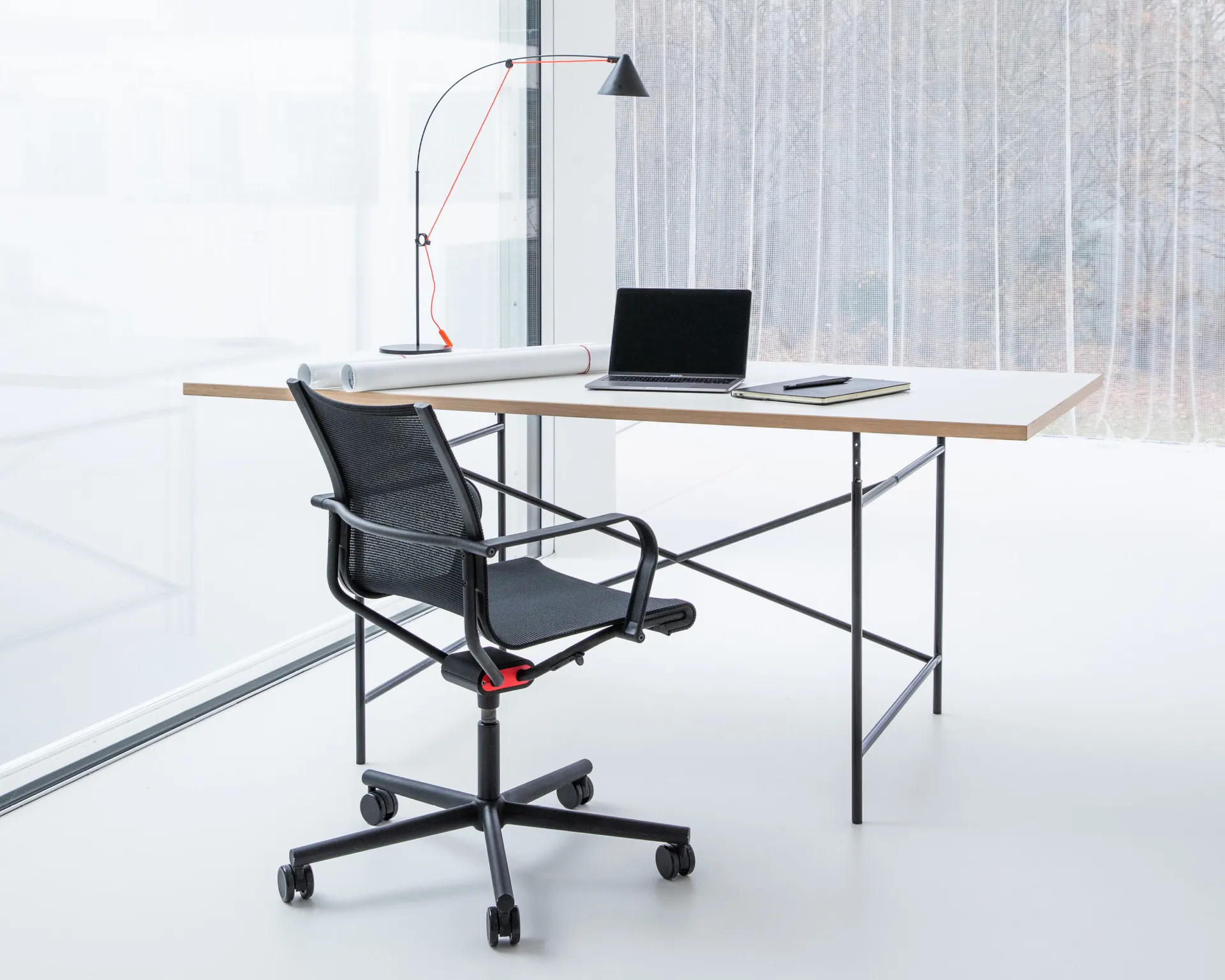 Schwarze Bürostühle an einem Schreibtisch