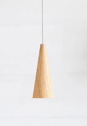 Schlanke konische Pendelleuchte aus Holz