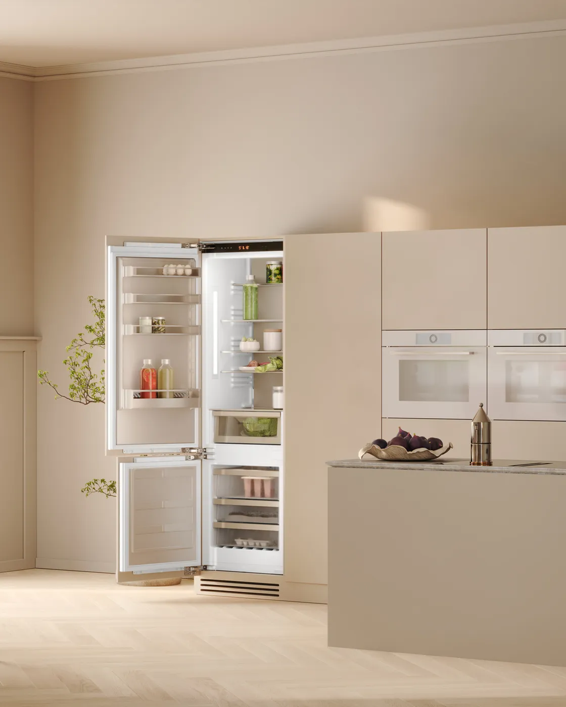 Küche mit geöffnetem Kühlschrank und hellen Möbeln