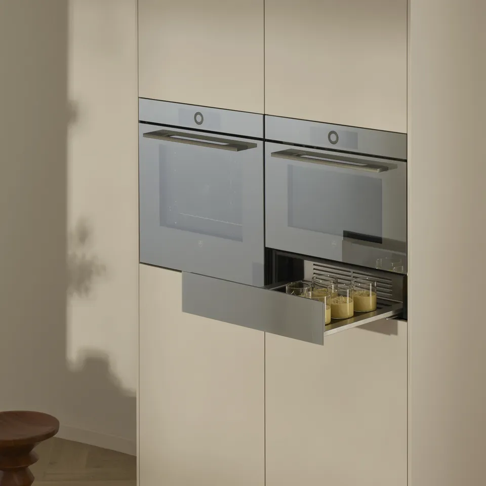 In einen hellen Schrank eingebaute Küchengeräte