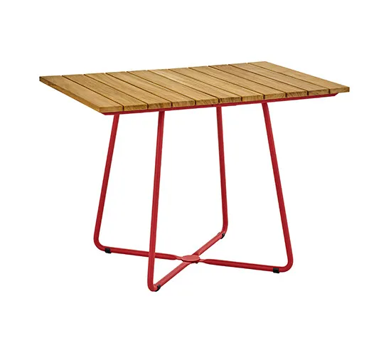 Quadratischer Gartentisch mit Holzplatte und rotem Gestell Quadratischer Gartentisch mit Holzplatte und rotem Gestell