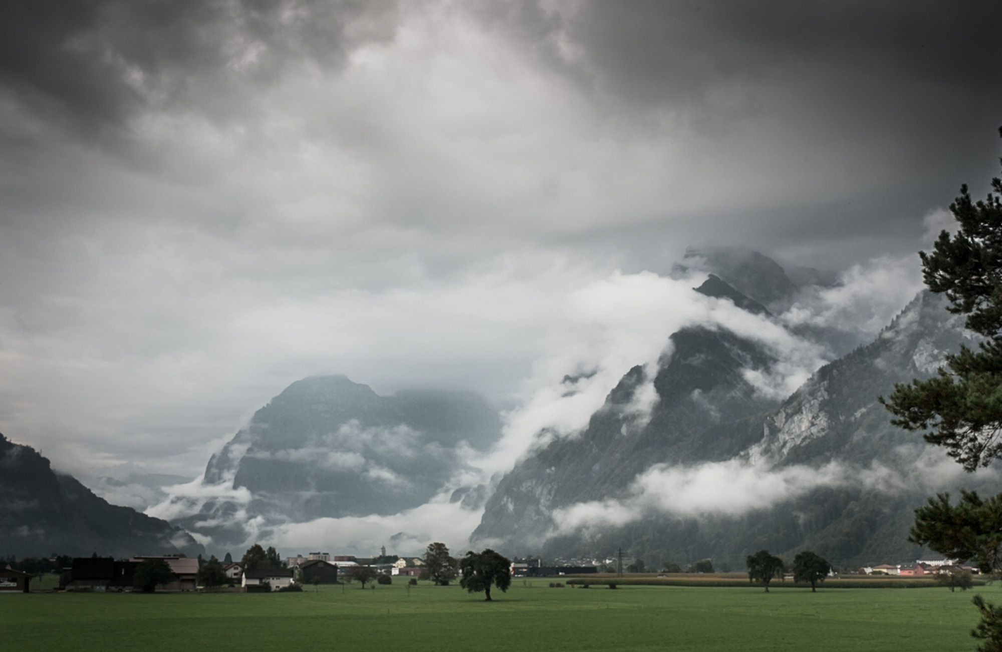 Berglandschaft mit Wolken und grünen Wiesen Berglandschaft mit Wolken und grünen Wiesen